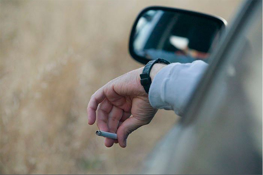 Analizamos qué norma de tráfico impide fumar mientras conduces