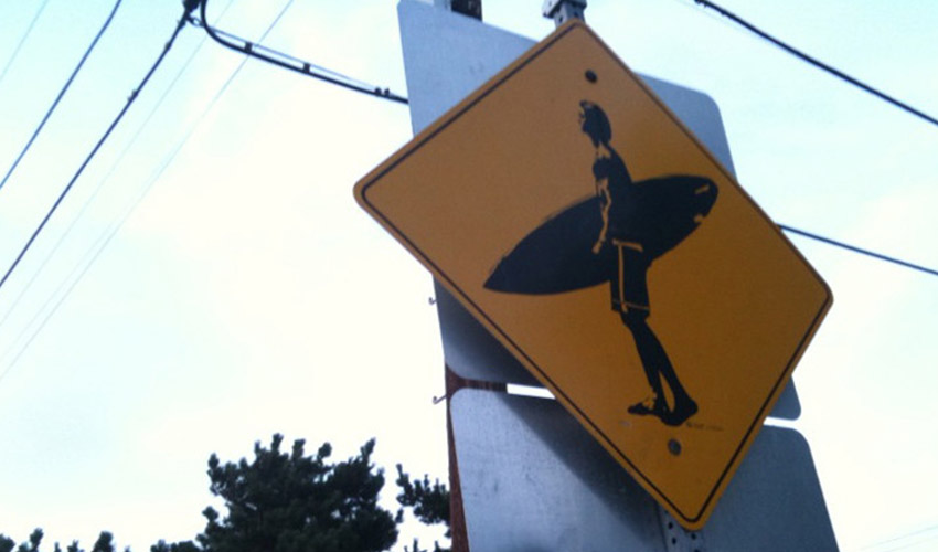 Señales de tráfico de surfistas